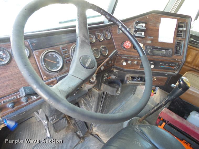 image for item K1115 1999 Freightliner FLD12064T tender truck