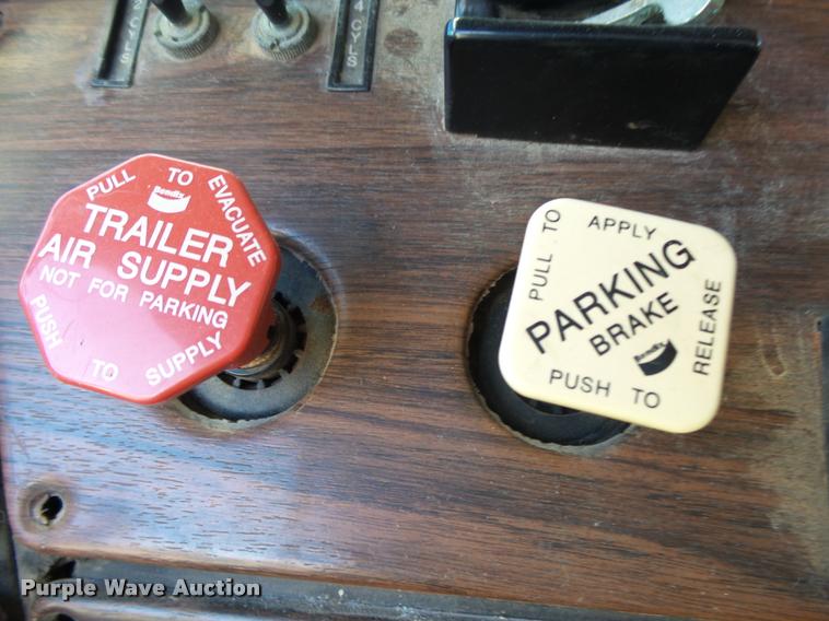 image for item K1115 1999 Freightliner FLD12064T tender truck