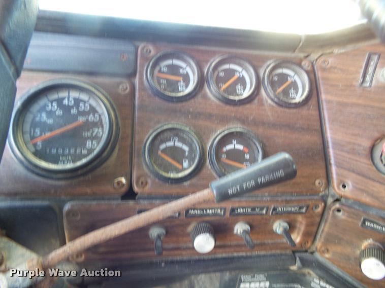 image for item K1115 1999 Freightliner FLD12064T tender truck