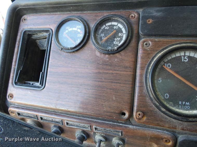 image for item K1115 1999 Freightliner FLD12064T tender truck