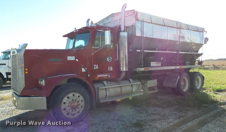 image for item K1117 1988 Freightliner FLC12064T tender truck