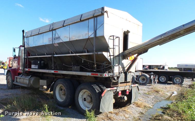 image for item K1117 1988 Freightliner FLC12064T tender truck