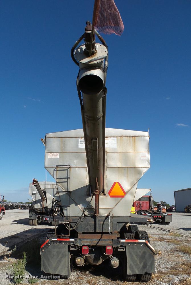 image for item K1117 1988 Freightliner FLC12064T tender truck