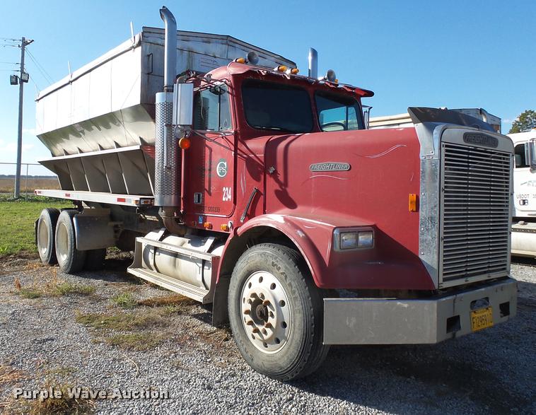 image for item K1117 1988 Freightliner FLC12064T tender truck