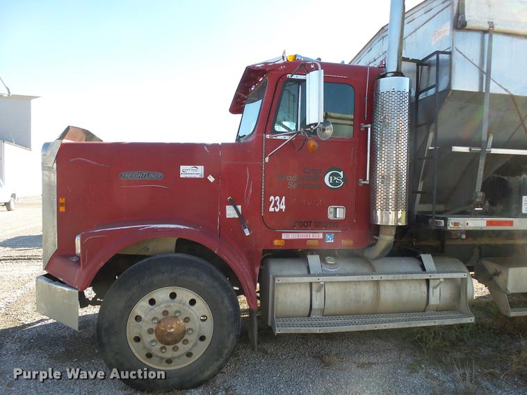 image for item K1117 1988 Freightliner FLC12064T tender truck