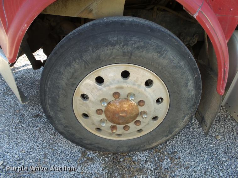 image for item K1117 1988 Freightliner FLC12064T tender truck