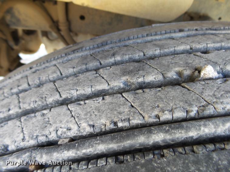 image for item K1117 1988 Freightliner FLC12064T tender truck