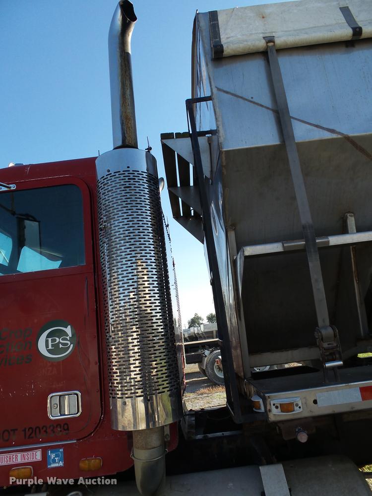 image for item K1117 1988 Freightliner FLC12064T tender truck