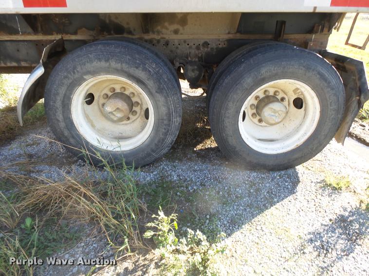 image for item K1117 1988 Freightliner FLC12064T tender truck