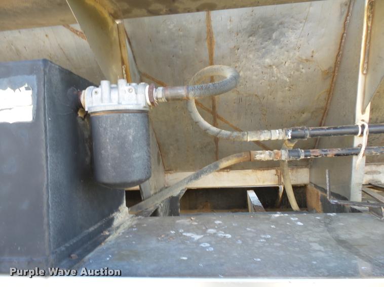 image for item K1117 1988 Freightliner FLC12064T tender truck