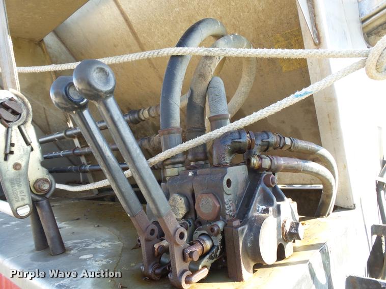 image for item K1117 1988 Freightliner FLC12064T tender truck