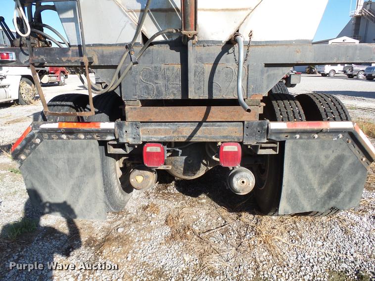 image for item K1117 1988 Freightliner FLC12064T tender truck