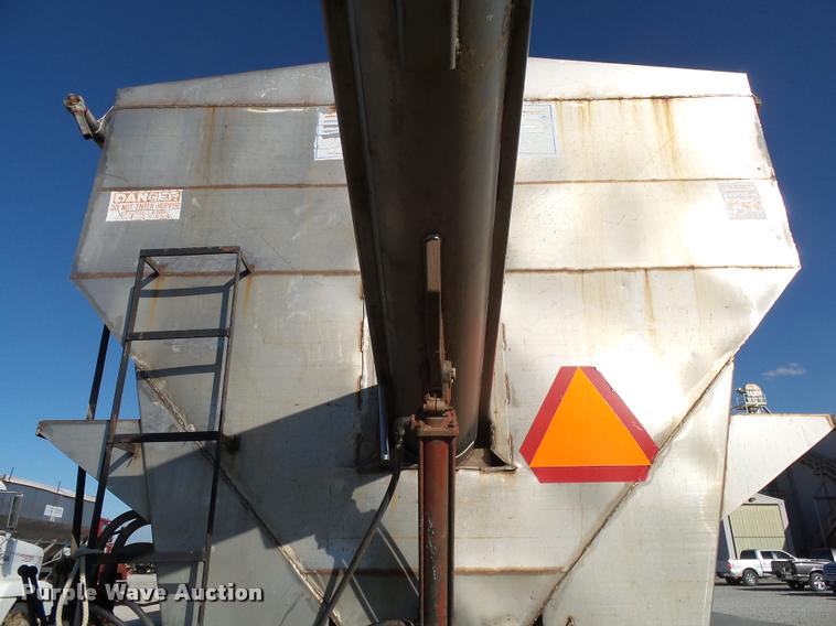 image for item K1117 1988 Freightliner FLC12064T tender truck