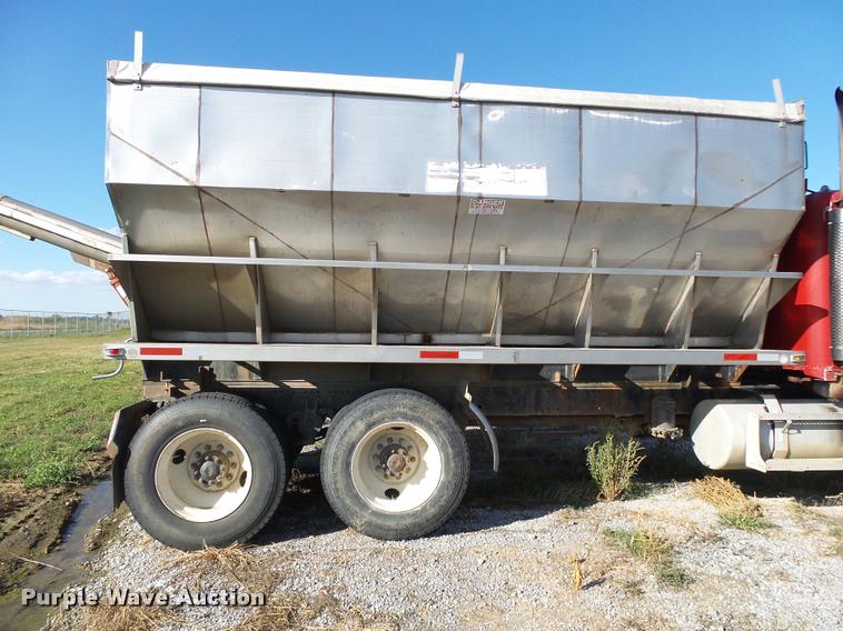 image for item K1117 1988 Freightliner FLC12064T tender truck