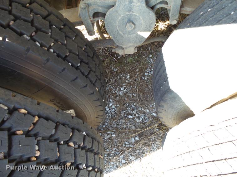 image for item K1117 1988 Freightliner FLC12064T tender truck