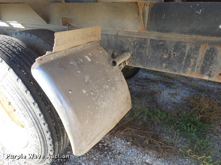 image for item K1117 1988 Freightliner FLC12064T tender truck