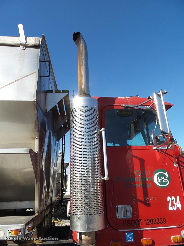 image for item K1117 1988 Freightliner FLC12064T tender truck