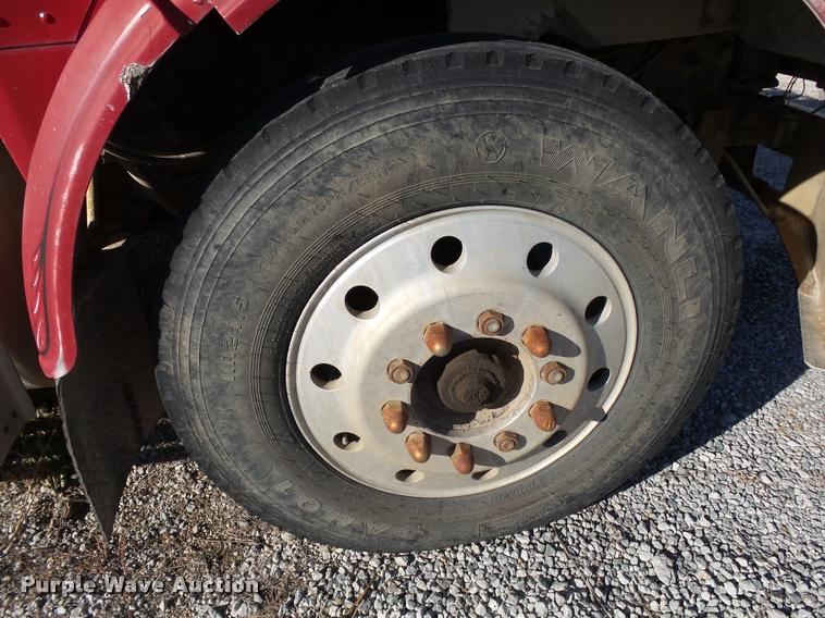 image for item K1117 1988 Freightliner FLC12064T tender truck