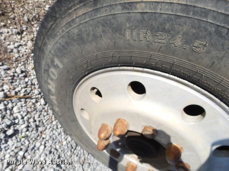 image for item K1117 1988 Freightliner FLC12064T tender truck