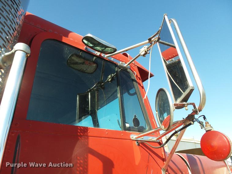 image for item K1117 1988 Freightliner FLC12064T tender truck