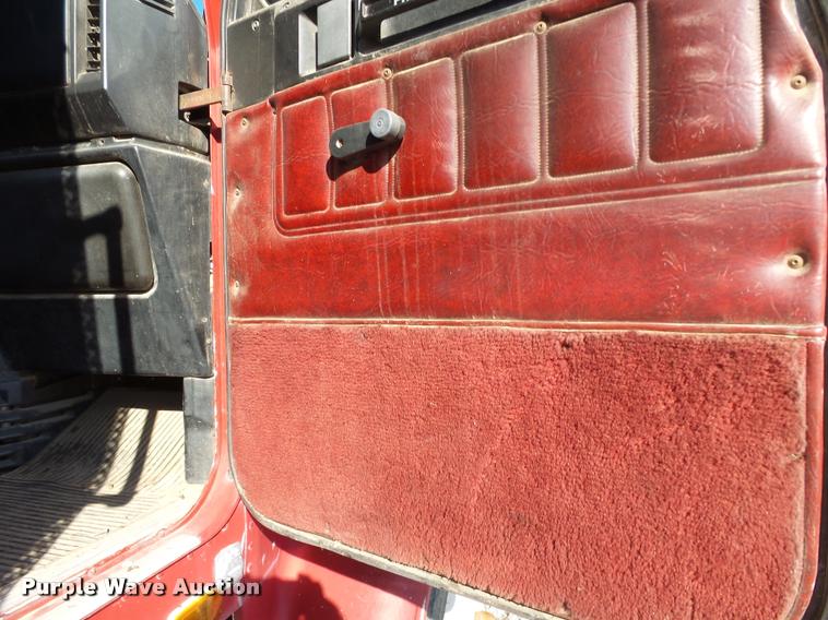 image for item K1117 1988 Freightliner FLC12064T tender truck