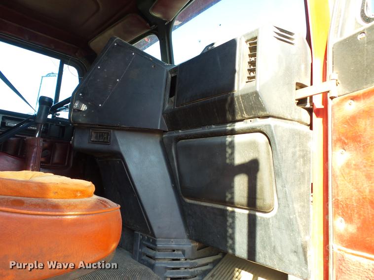 image for item K1117 1988 Freightliner FLC12064T tender truck