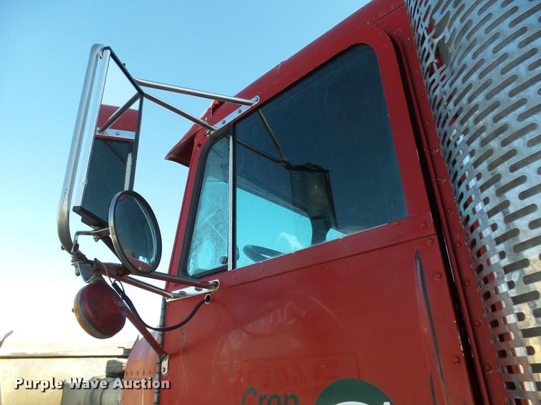 image for item K1117 1988 Freightliner FLC12064T tender truck