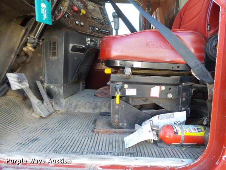 image for item K1117 1988 Freightliner FLC12064T tender truck