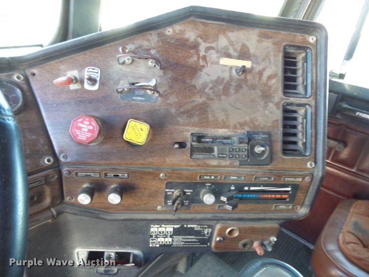 image for item K1117 1988 Freightliner FLC12064T tender truck