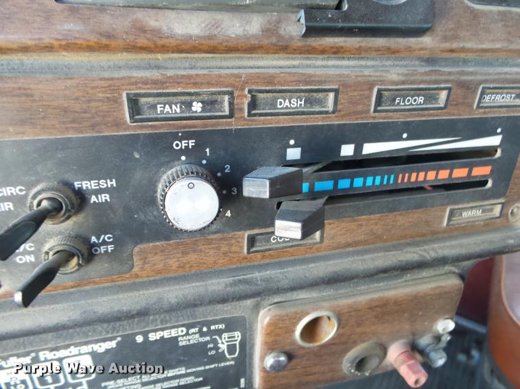 image for item K1117 1988 Freightliner FLC12064T tender truck