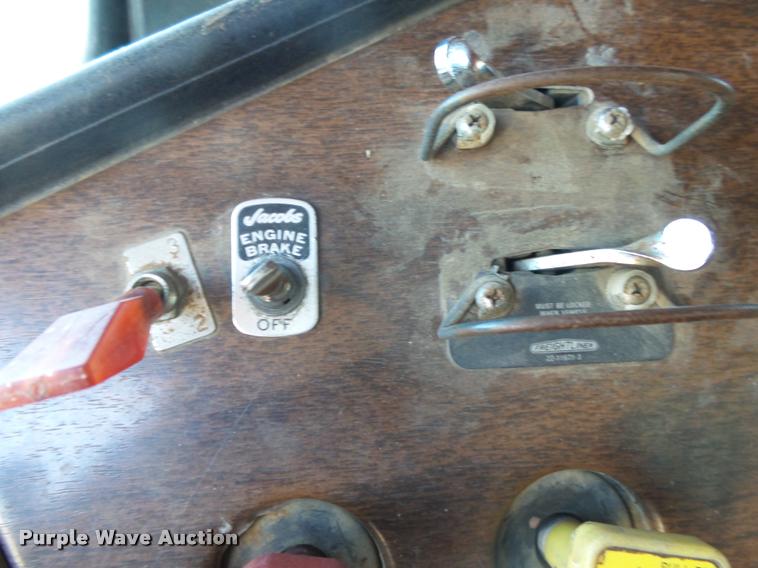 image for item K1117 1988 Freightliner FLC12064T tender truck