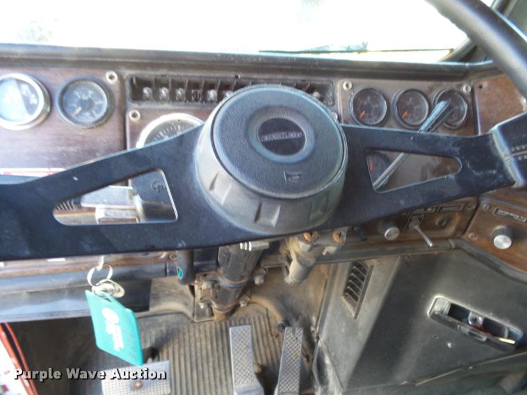 image for item K1117 1988 Freightliner FLC12064T tender truck