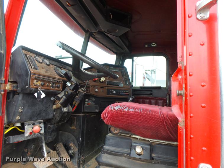 image for item K3009 1994 Freightliner FLD112SD fertilizer delivery truck