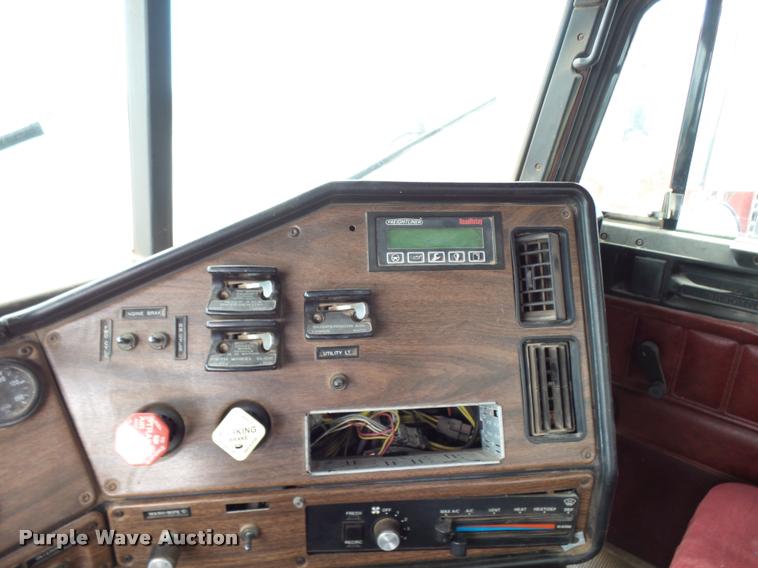 image for item K3009 1994 Freightliner FLD112SD fertilizer delivery truck