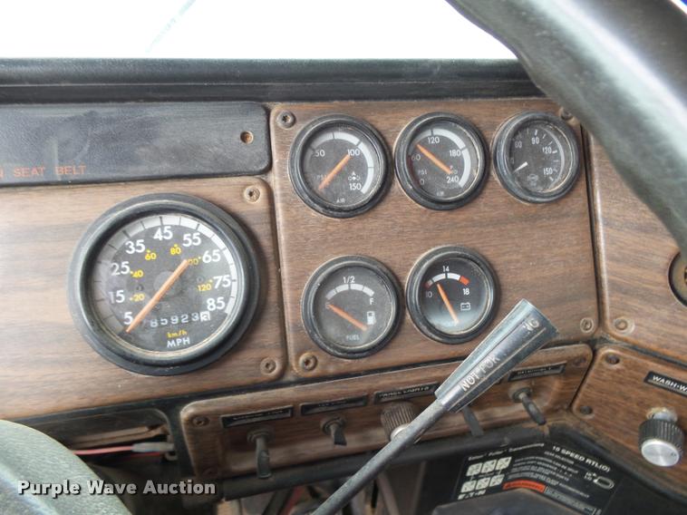 image for item K3009 1994 Freightliner FLD112SD fertilizer delivery truck