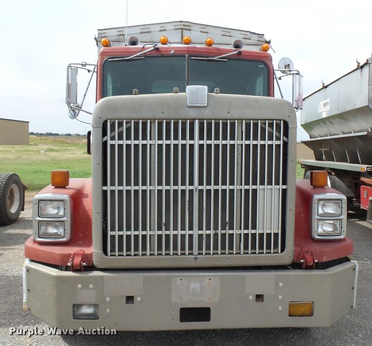 image for item K3010 1990 International 9300 fertilizer delivery truck