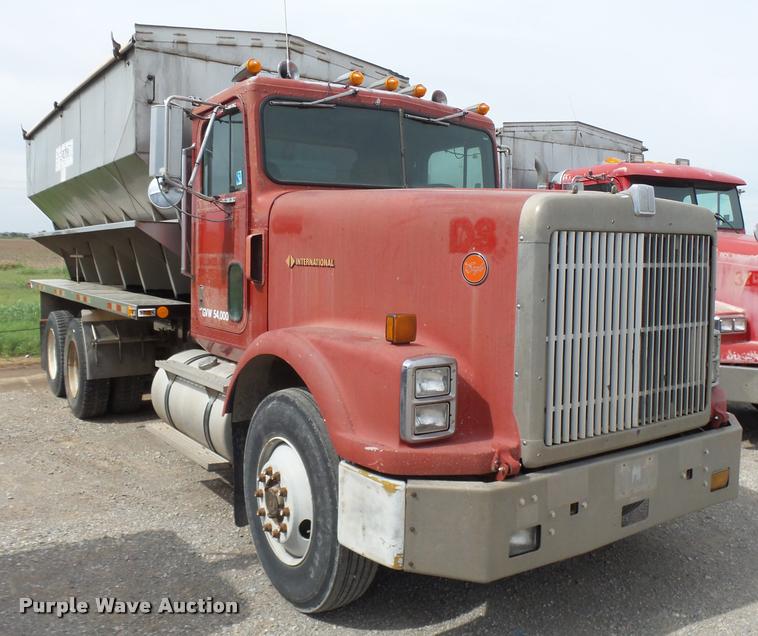 image for item K3010 1990 International 9300 fertilizer delivery truck