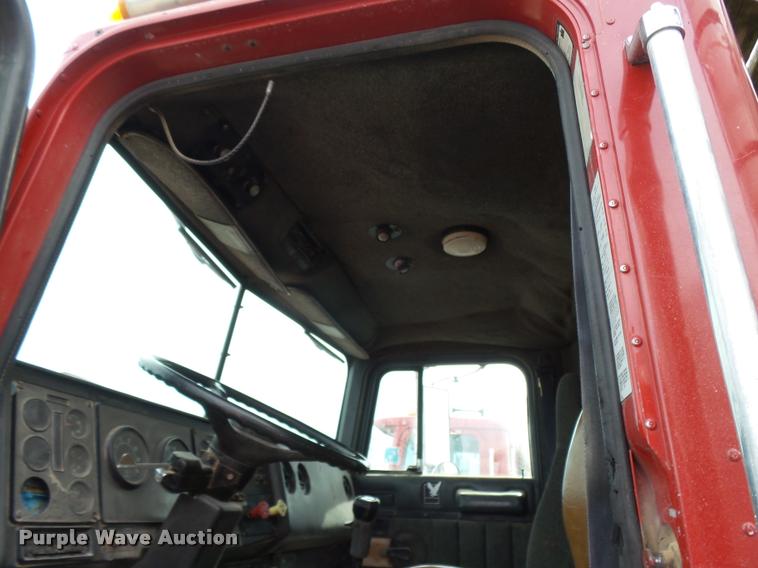 image for item K3010 1990 International 9300 fertilizer delivery truck