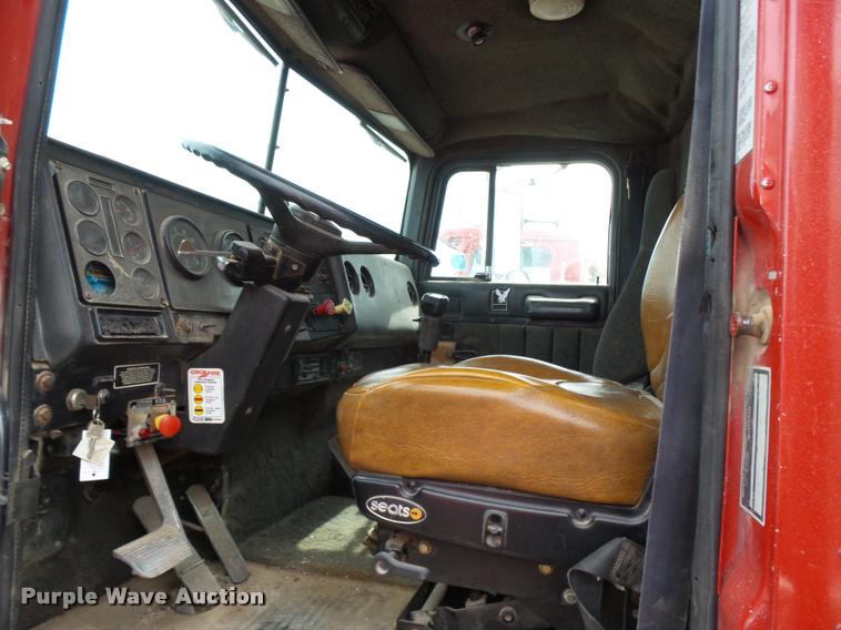 image for item K3010 1990 International 9300 fertilizer delivery truck