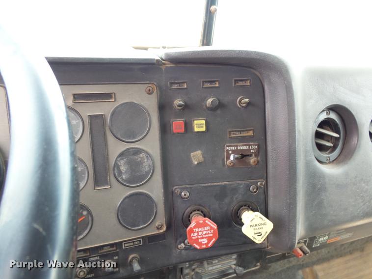 image for item K3010 1990 International 9300 fertilizer delivery truck