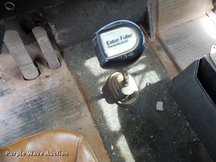 image for item K3010 1990 International 9300 fertilizer delivery truck