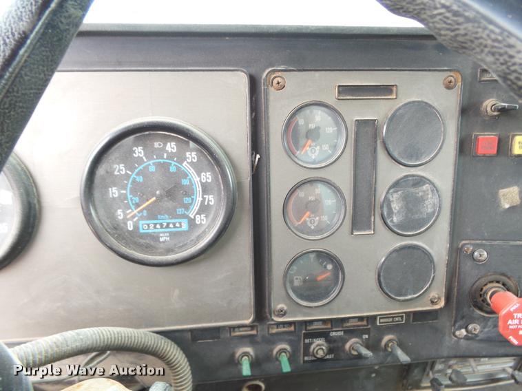 image for item K3010 1990 International 9300 fertilizer delivery truck