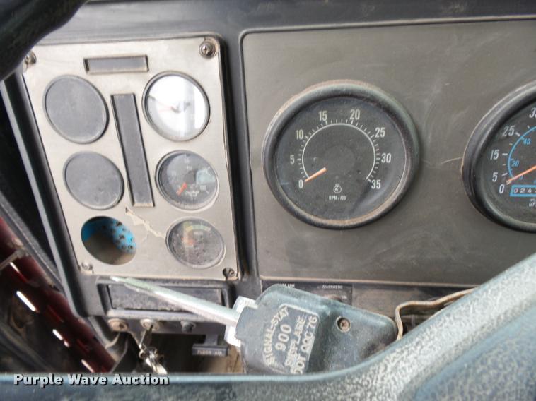 image for item K3010 1990 International 9300 fertilizer delivery truck