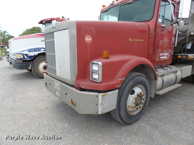 image for item K3010 1990 International 9300 fertilizer delivery truck