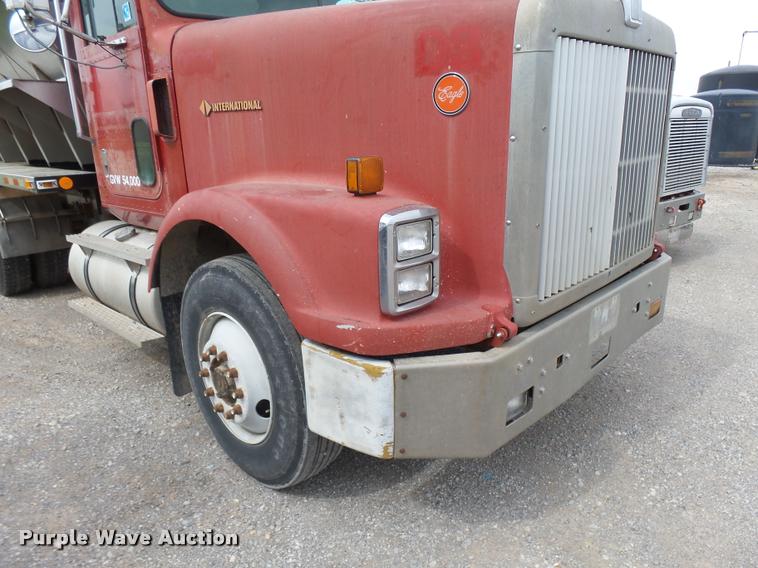 image for item K3010 1990 International 9300 fertilizer delivery truck