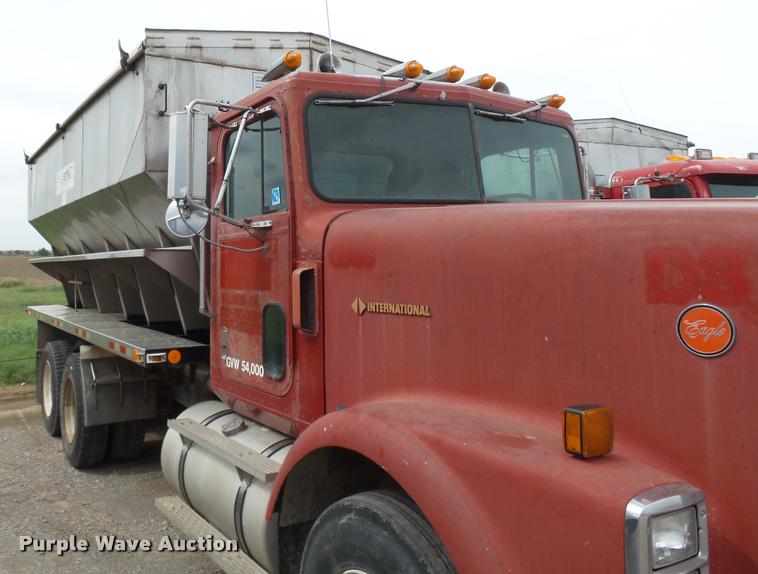 image for item K3010 1990 International 9300 fertilizer delivery truck