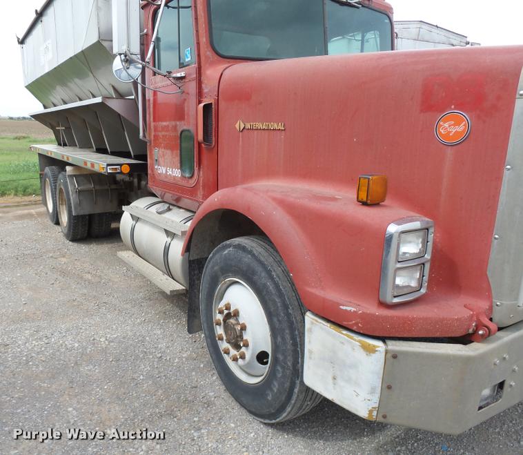 image for item K3010 1990 International 9300 fertilizer delivery truck