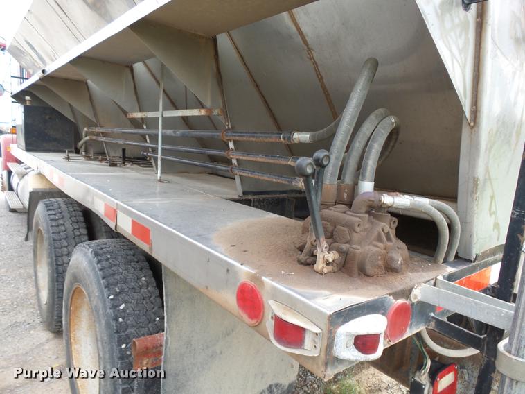 image for item K3010 1990 International 9300 fertilizer delivery truck