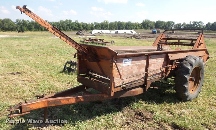 image for item K3734 New Idea manure spreader