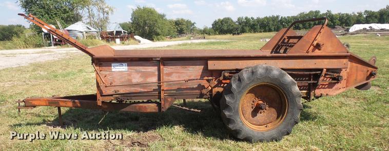 image for item K3734 New Idea manure spreader